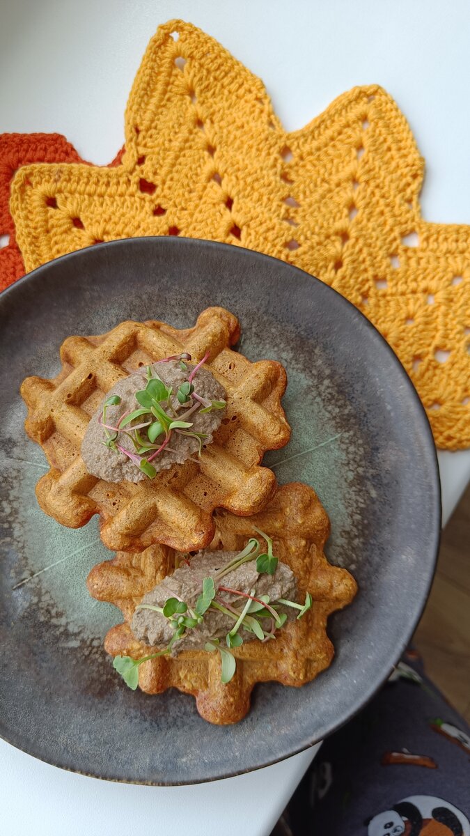 Подала с домашним паштетом из печени и яблока, сверху украсила микрозеленью мангольда и редиса.