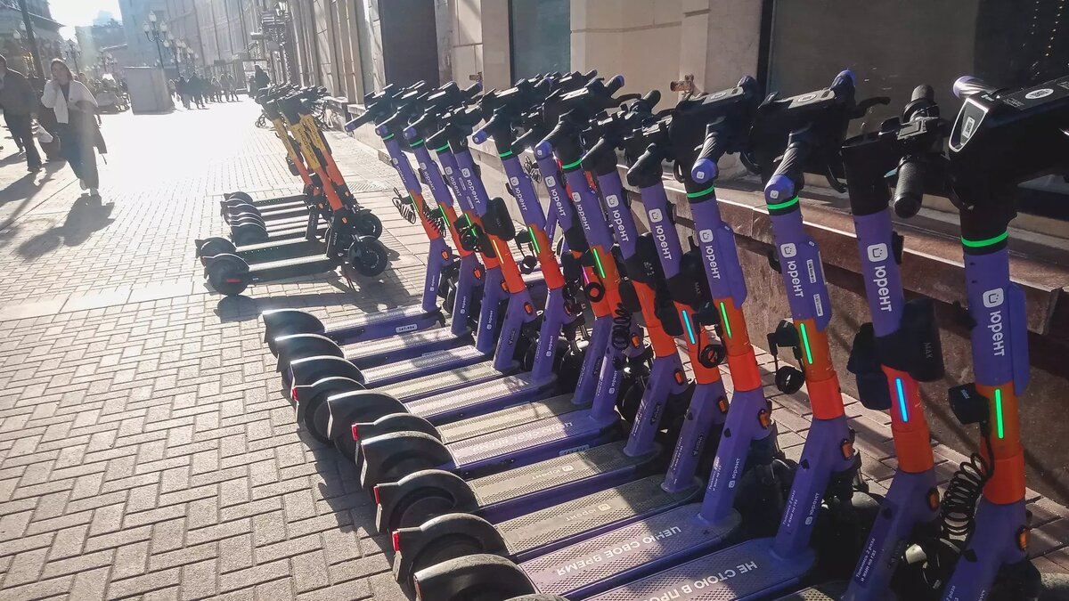     Российские депутаты и руководство кикшеринговых компаний предлагают самые радикальные и, порой, сомнительные меры для снижения числа инцидентов с участием электросамокатов.