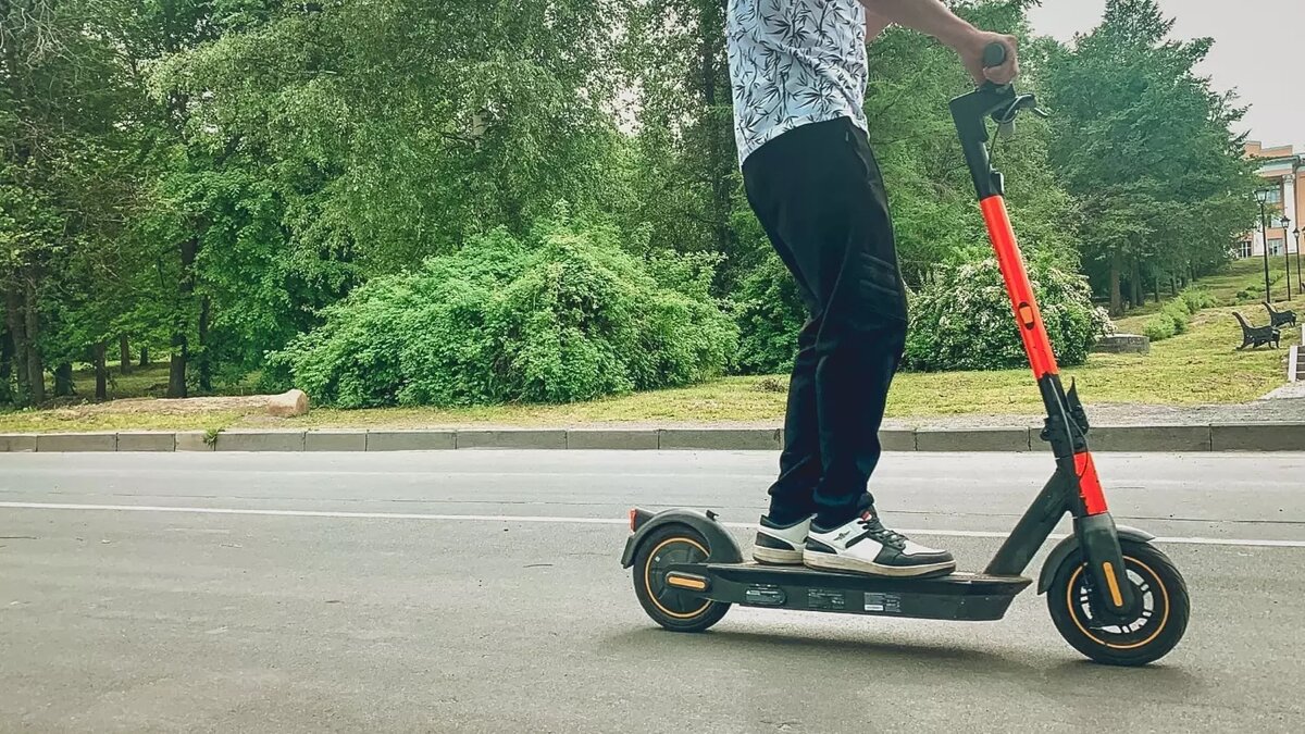 Ребенок на электросамокате — это головная боль не только его родителей, но и пешеходов, и водителей. Фото: 1MI