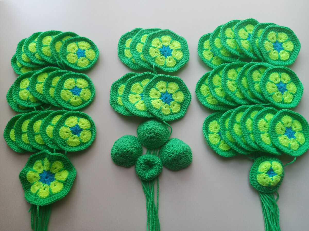 Изначально связала шесть 7-угольников, но в процессе сборки динозавра выяснилось, что их нужно семь.