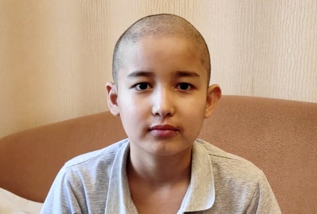 Впереди Бахтиёра ждет длительное лечение. Мальчик уже прошел один курс химиотерапии, но лечение важно продолжать.