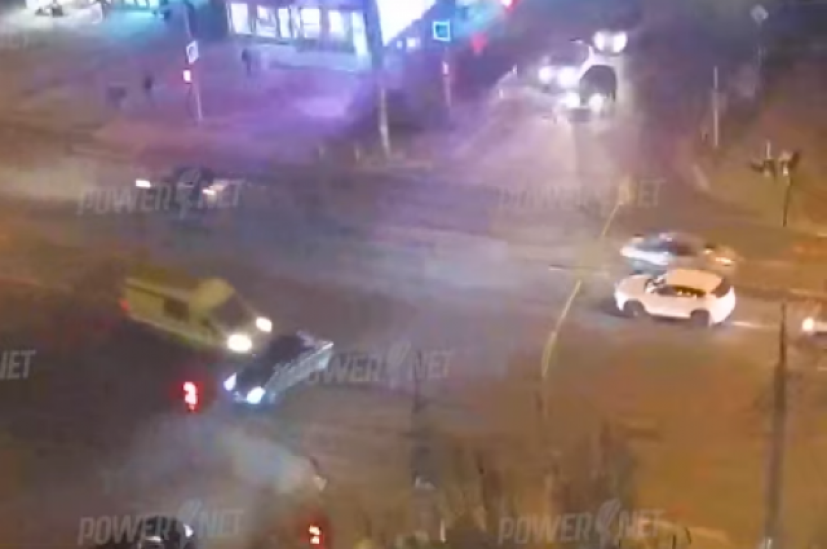    Массовое ДТП с участием машины скорой помощи попало на видео в Волгограде