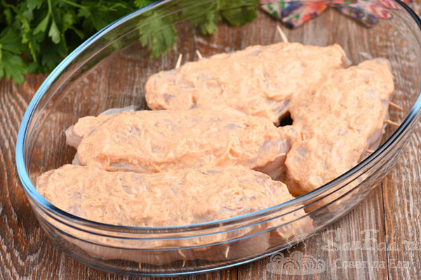 Дополняю куриную грудку вкусным соусом из 2 продуктов и запекаю в духовке (ну очень сочно получается)