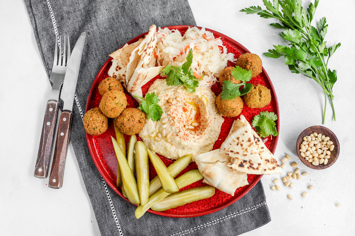 Фалафель с хумусом, квашеной капустой и маринованными огурчиками