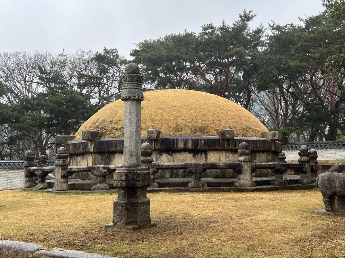 Гробницы правителей династии Чосон. Фото автора