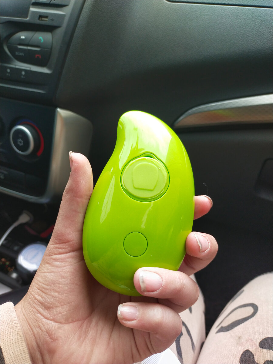 Щётка. Вид сверху. Вверху клапан который закрывает отверстие для воды, а внизу кнопка включения/выключения. 