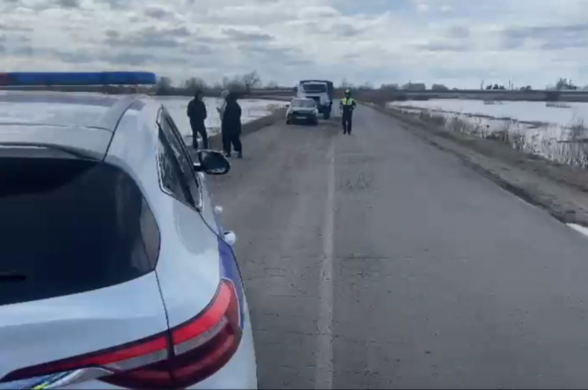    В Казанском районе Тюменской области вода вышла на проезжую часть