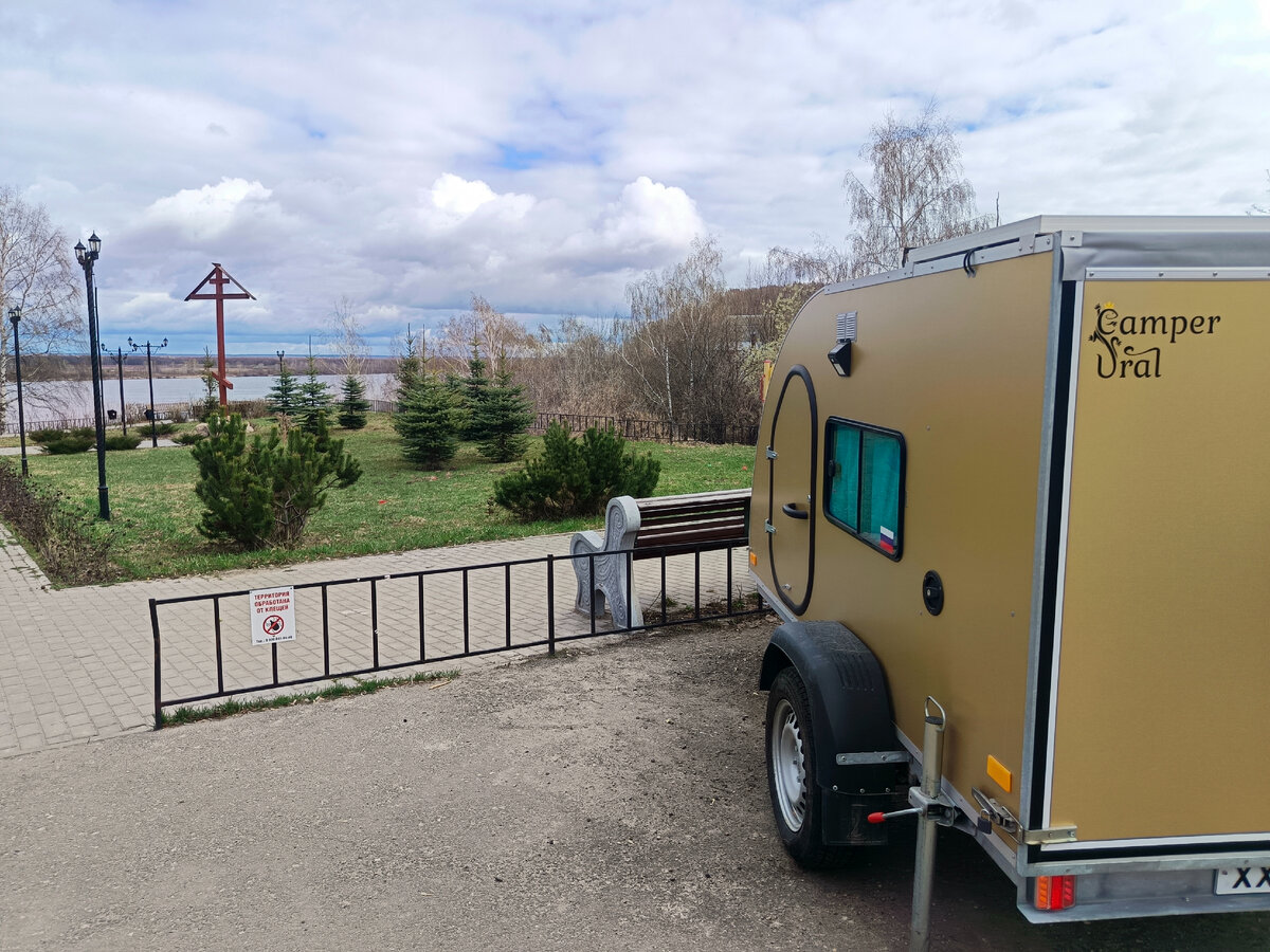 Юный смотрит на Волгу , около дома.