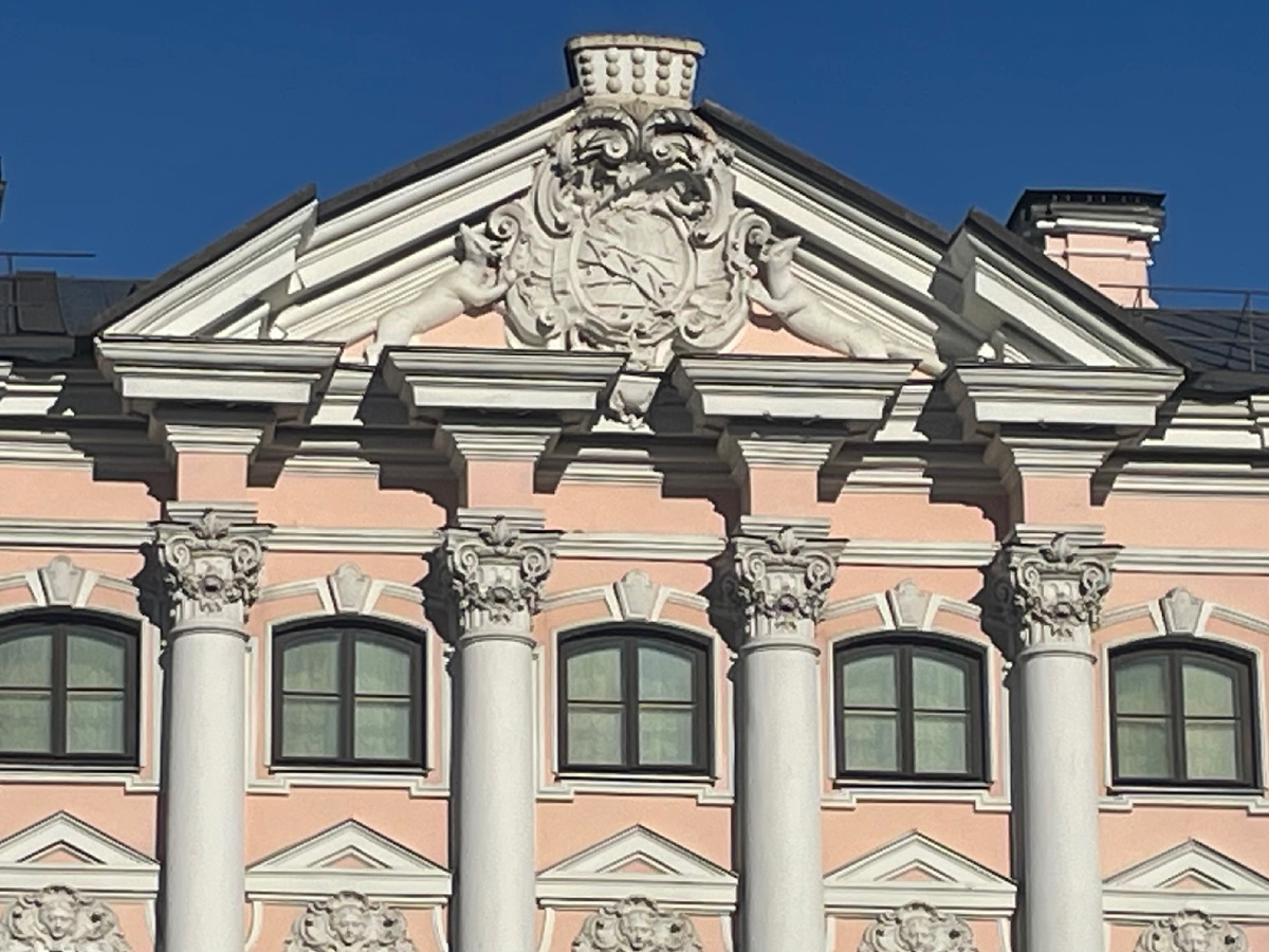 На фронтоне дворца фамильный герб Строгановых