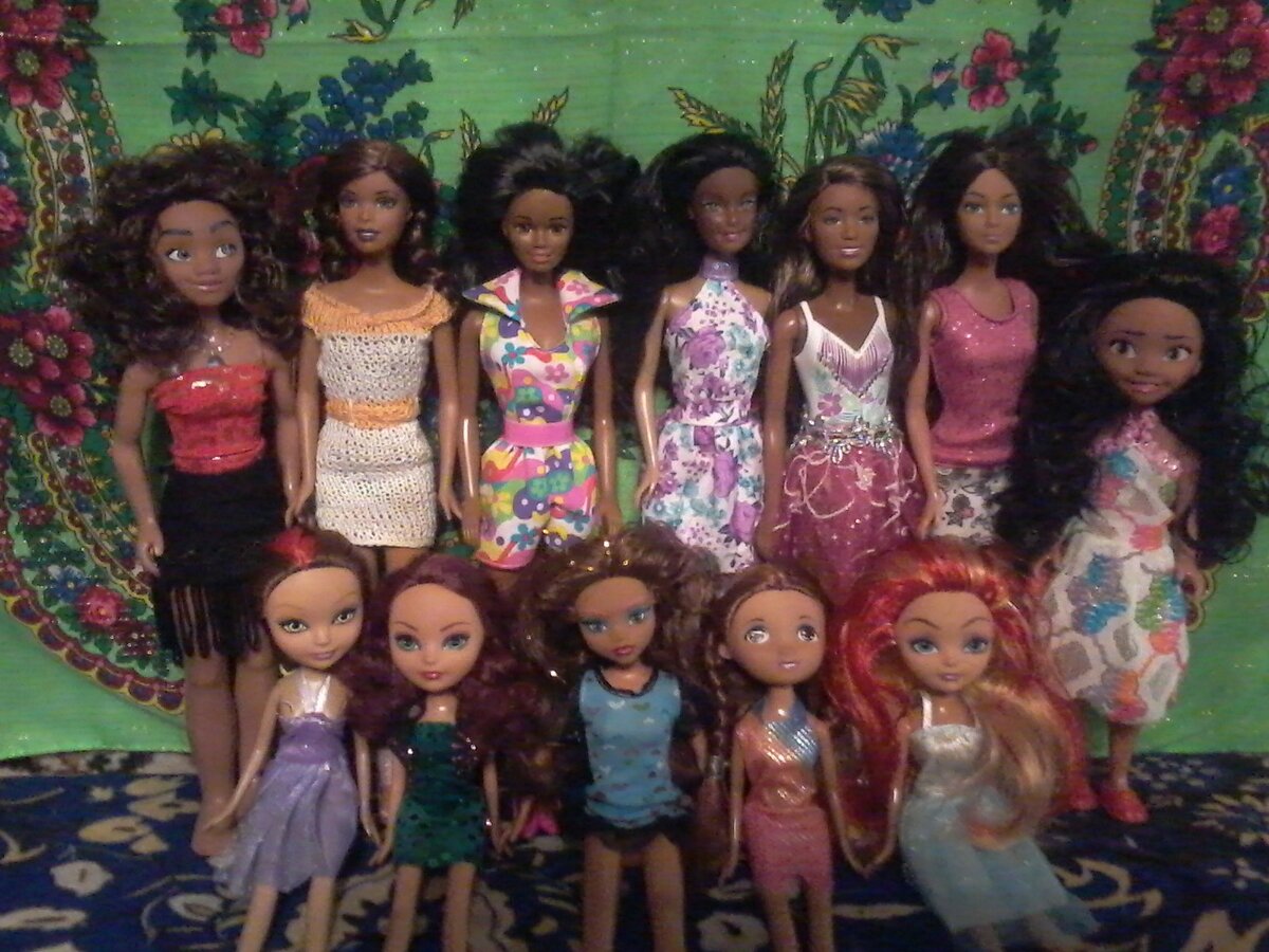 Слева направо: Катя, Сальма, Муза, Марго, Марта, Тамила, Моана. Сидят: Луана, Таня, Аделина, Наташа, Марина 