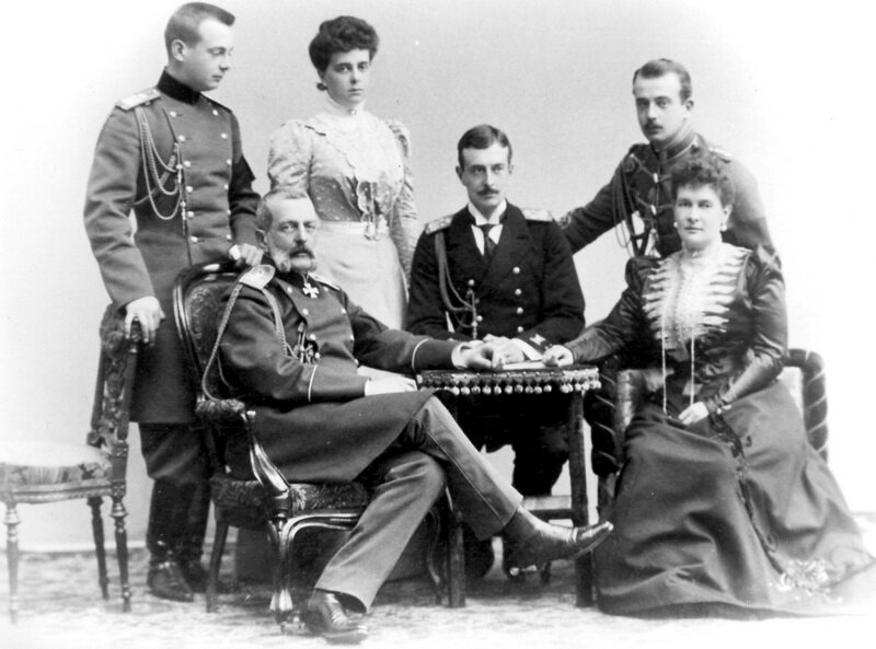 Владимир Александрович с семьёй. Около 1901 г. (Википедия)