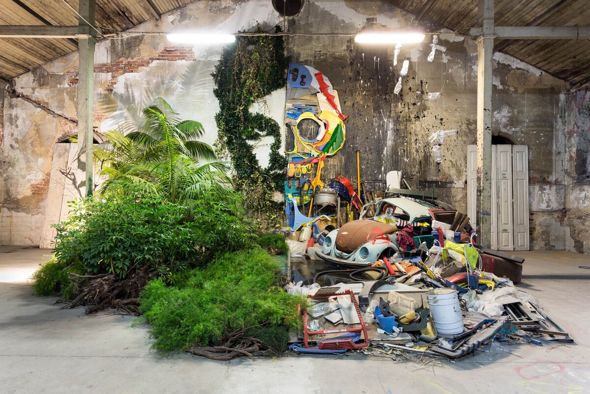 Инсталляции из мусора, автор Артур Бордало ii