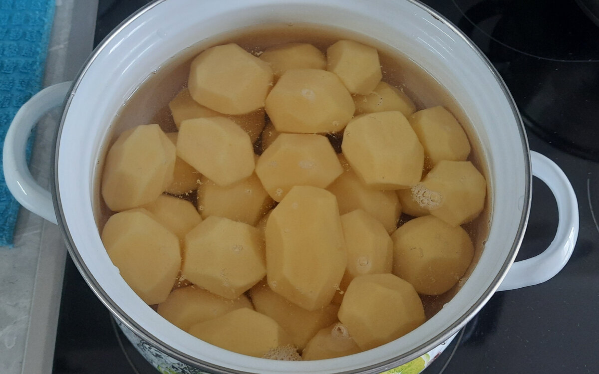 Почему-то чистка картофеля меня успокаивает)