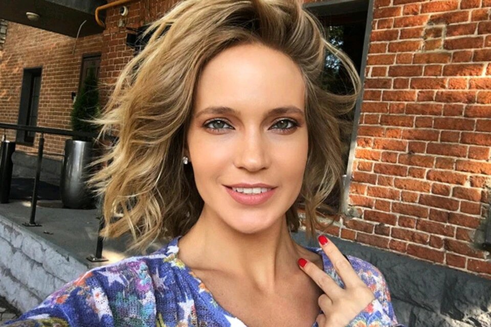 На этом фото "концертная актриса" реально чем-то напоминает настоящую вокалистку проекта.