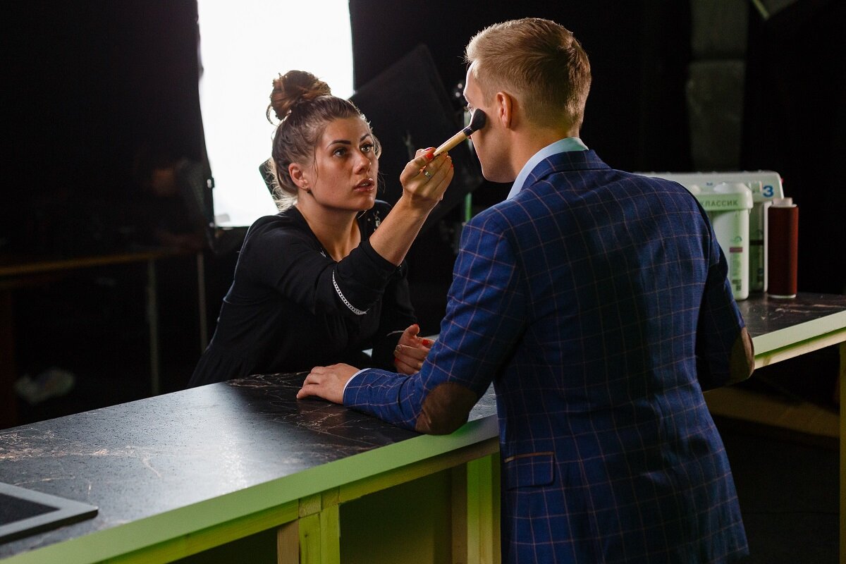 Художник по гриму Мила Семенова за работой на съёмочной площадке