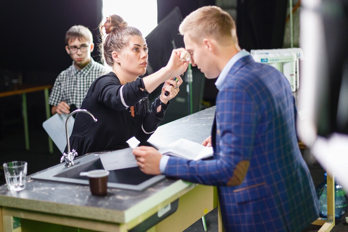 Художник по гриму Мила Семенова за работой на съёмочной площадке