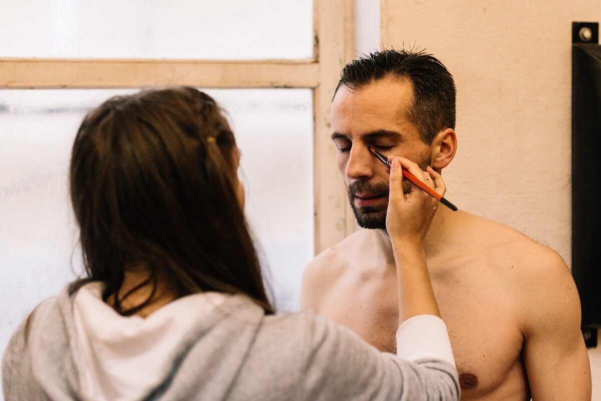 Художник по гриму создает образ актеру Севе Боброву