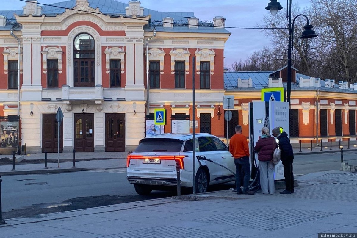    Электрозаправку с улицы Пушкина в Пскове перенесут