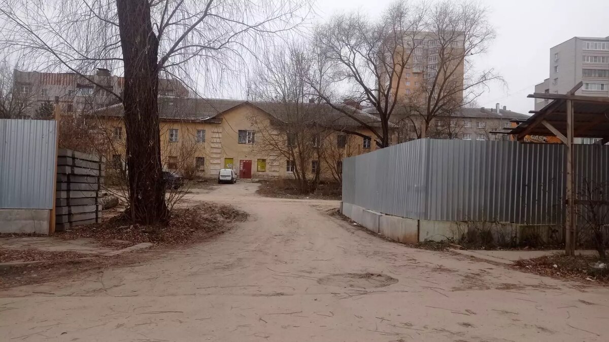    В Калуге семью с пожилой матерью с онкологией и двумя детьми переселяют в квартиру гостиничного типа: 29 кв. м. в старом доме с тараканами. В прежние годы переселенцам по госпрограмме доставались квартиры в новостройках, но соглашение областного правительства со спецзастрйщиком «Олимп» всё изменило.