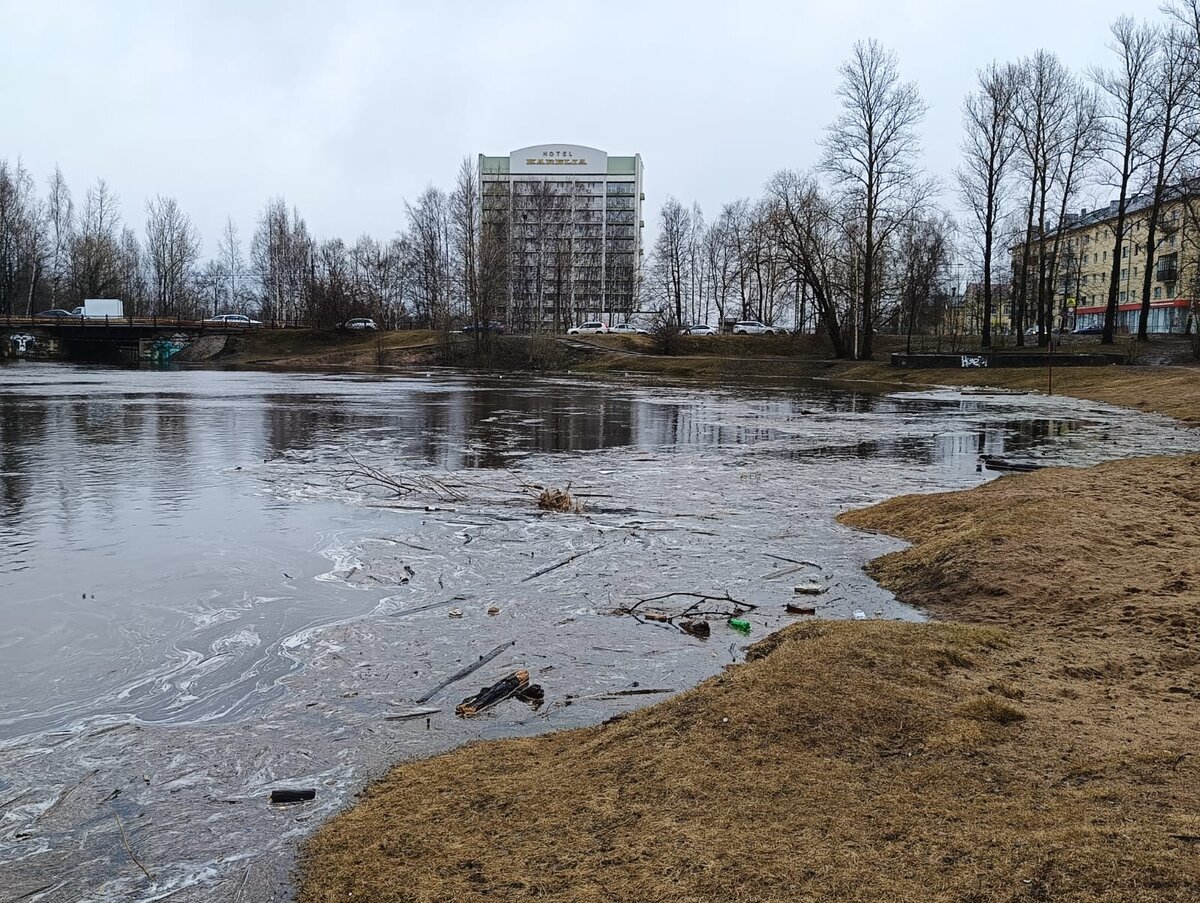 В центре Петрозаводска затопило волейбольную площадку и дорожку под  Советским мостом | Карелия.Ньюс. Новости Петрозаводска | Дзен