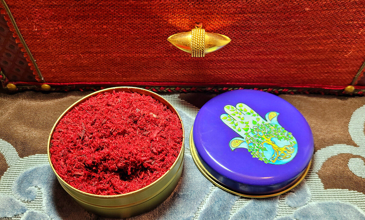 Бахур порошковый цветочный Saranda 
Состав: древесина тиноспоры сердцелистной, соцветия мускатного ореха, цветы красной мальвы, цветы золотарника, плоды авраамова дерева.
Производитель: ASTER ОАЭ, Дубай
Сырьё: Алжир, г Саранда

