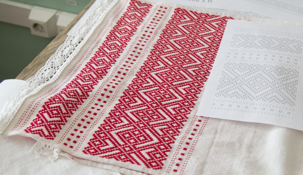 Фото автора. Рушник и эскиз к нему, т.е. схема орнамента