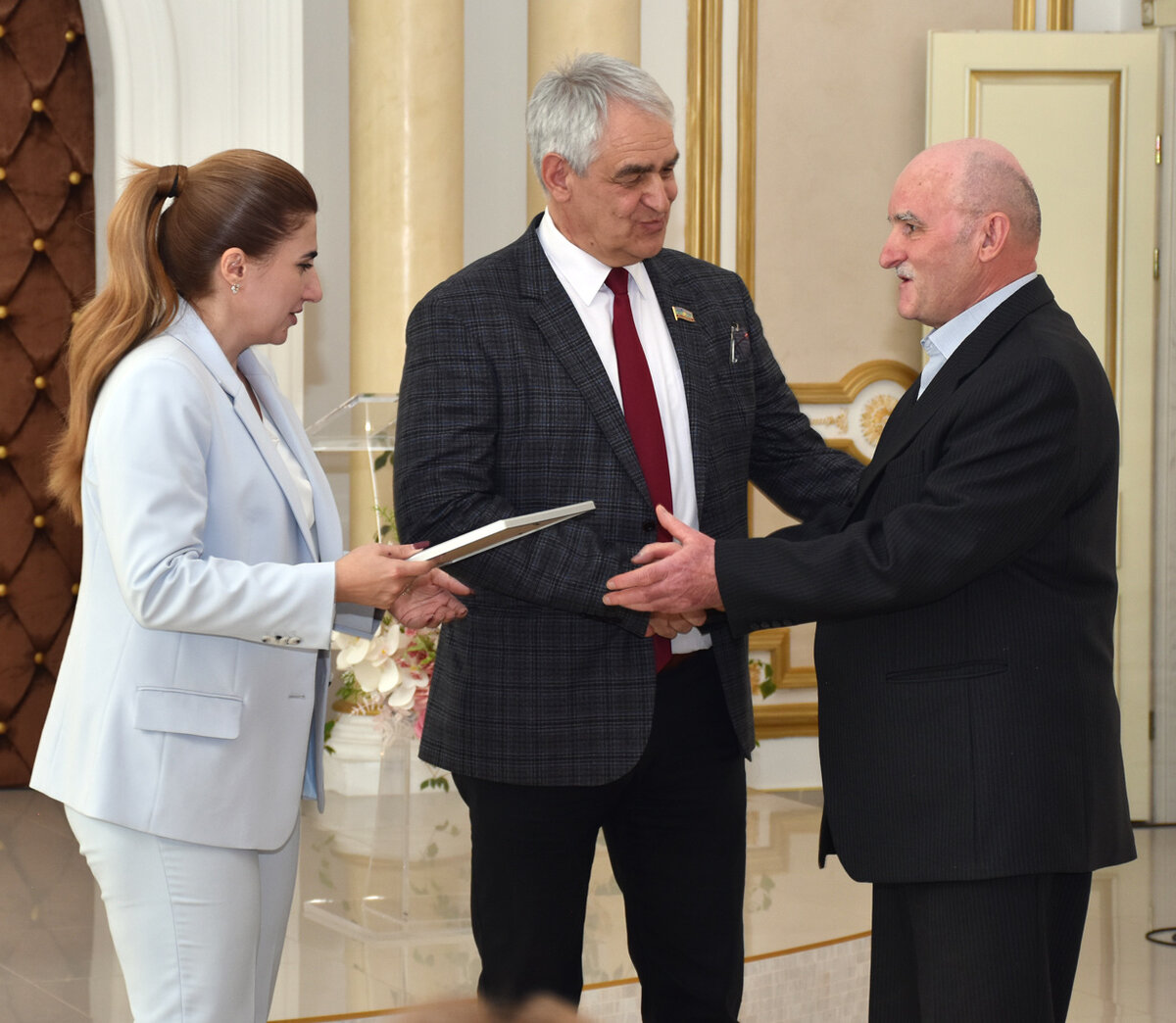 Виктор Стасенко (справа) получил сразу 2 награды в обеих номинациях - за себя и за свое предприятие. Фото Светланы ОСЕЦКОЙ.