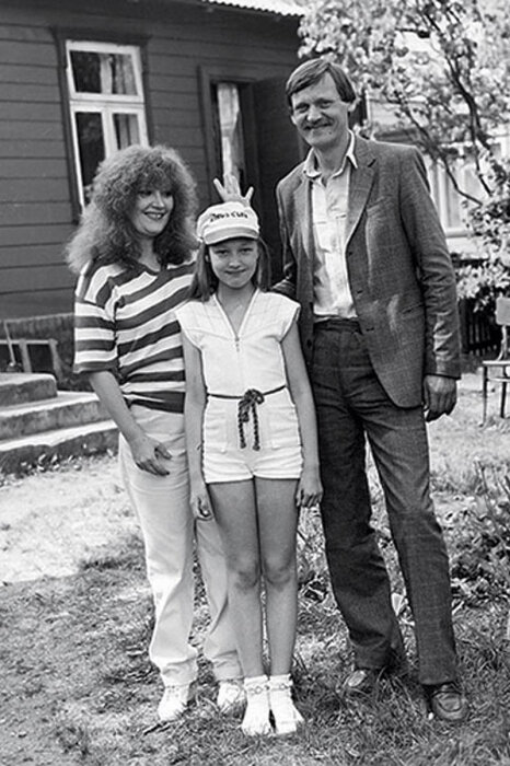  Кристина Орбакайте в детстве с родителями. / Фото: www.interesnoznat.com