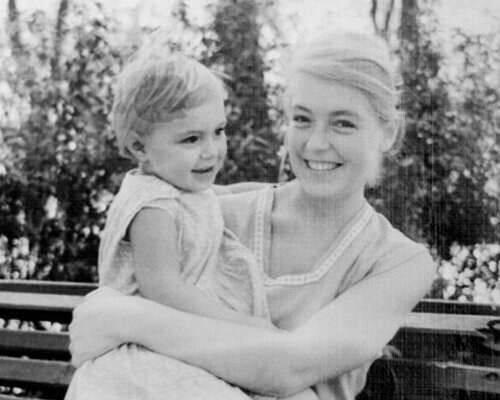 Лидия Федосеева-Шукшина со старшей дочерью. Источник: dzeninfra.ru