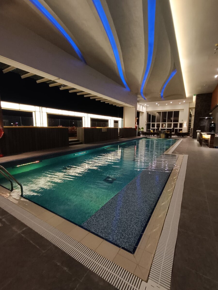 Бассейн в отеле Delta Hotels by Marriott City Center Doha 5* - фото автора.