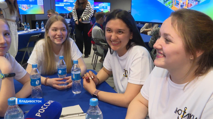 Популярная игра "Что? Где? Когда?" в новом формате объединила участников со всего Приморья. 