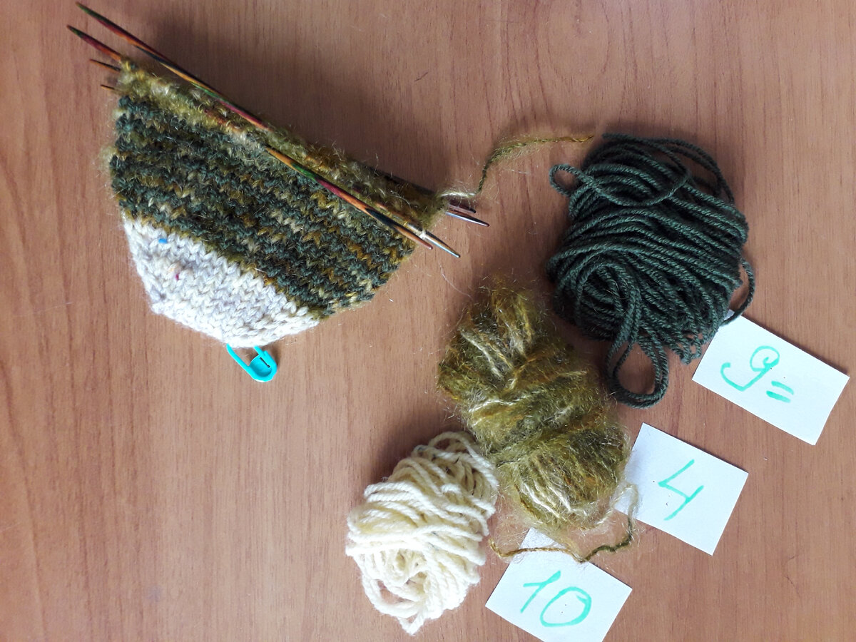 так как я немного отставала от девочек, мне пришлось в работу брать сразу три выпавших цвета.   2 и  3 цвета извязала хеликсом..