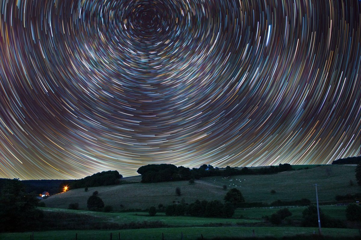 В настоящую эпоху, Полярная звезда почти неподвижна при суточном вращении звёздного неба. 