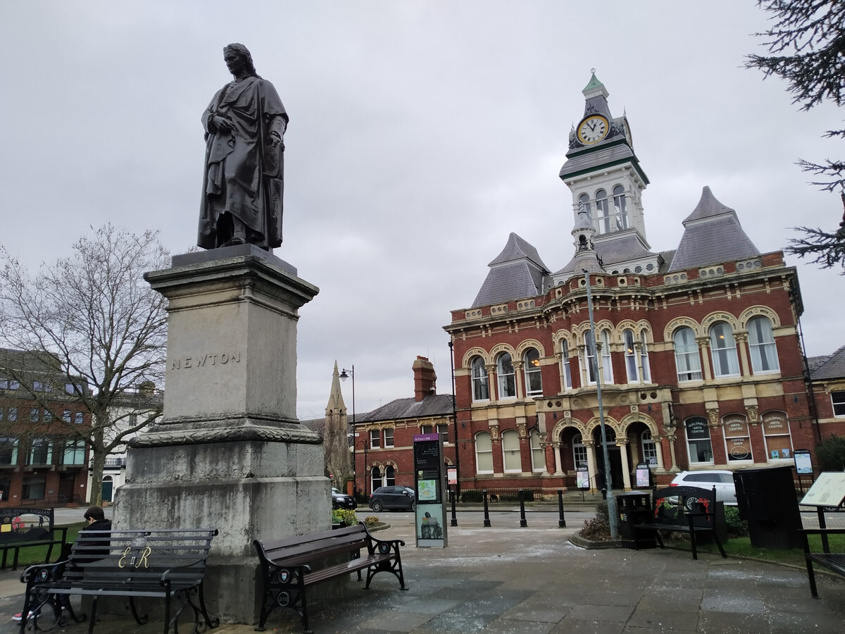 Памятник Исааку Ньютону в Грэнтэме, Англия