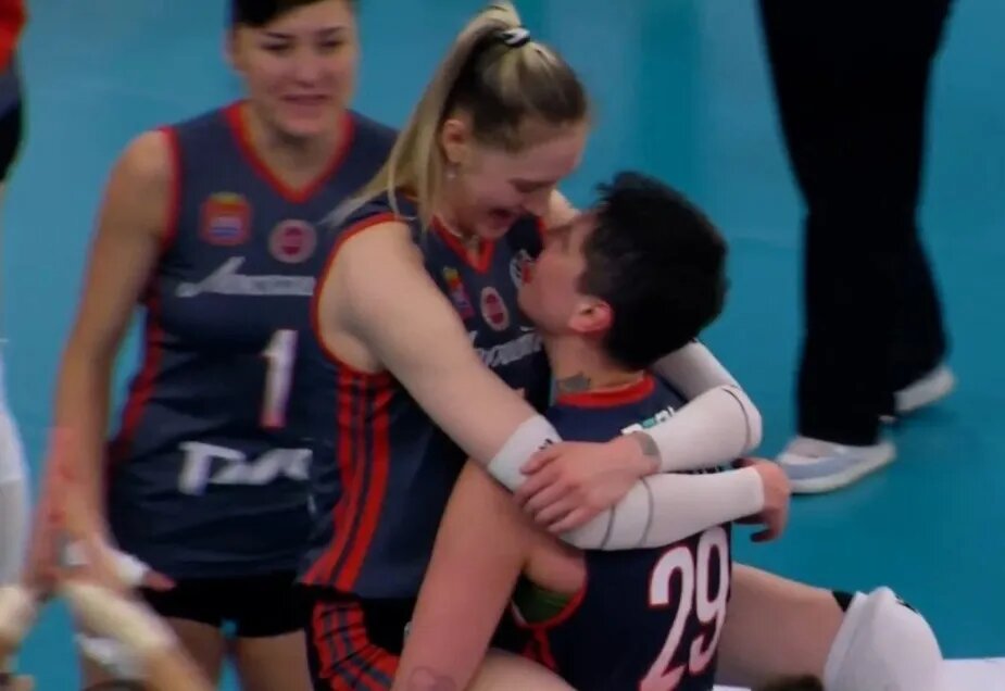    Поцелуй волейболисток калининградского "Локо".