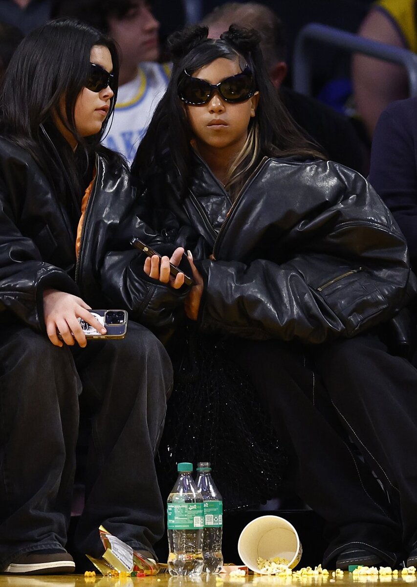 Угодить всем поклонникам невозможно, но Ким Кардашьян не особо и пытается. Несколько дней назад бизнесвумен со своей старшей наследницей Норт посетила баскетбольный матч в Лос-Анджелесе.-3