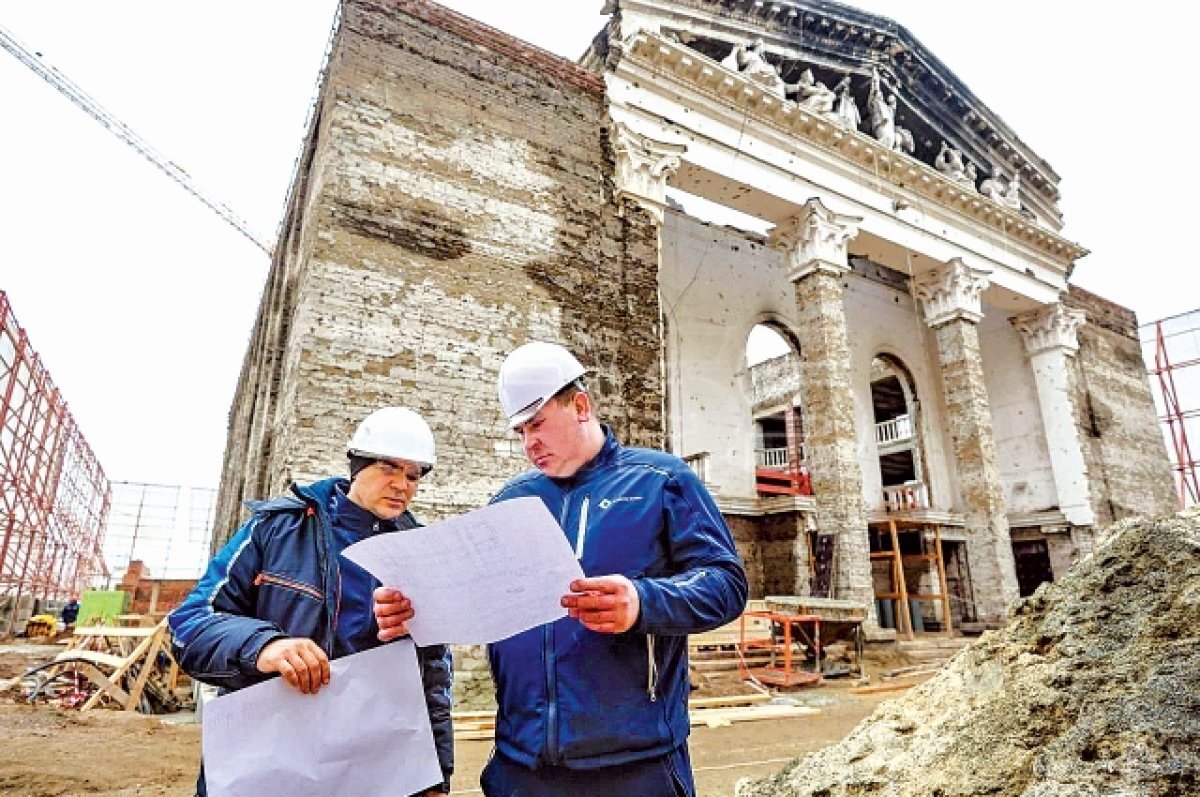    Театру более ста лет, важно и укрепить здание, и сохранить исторические элементы.