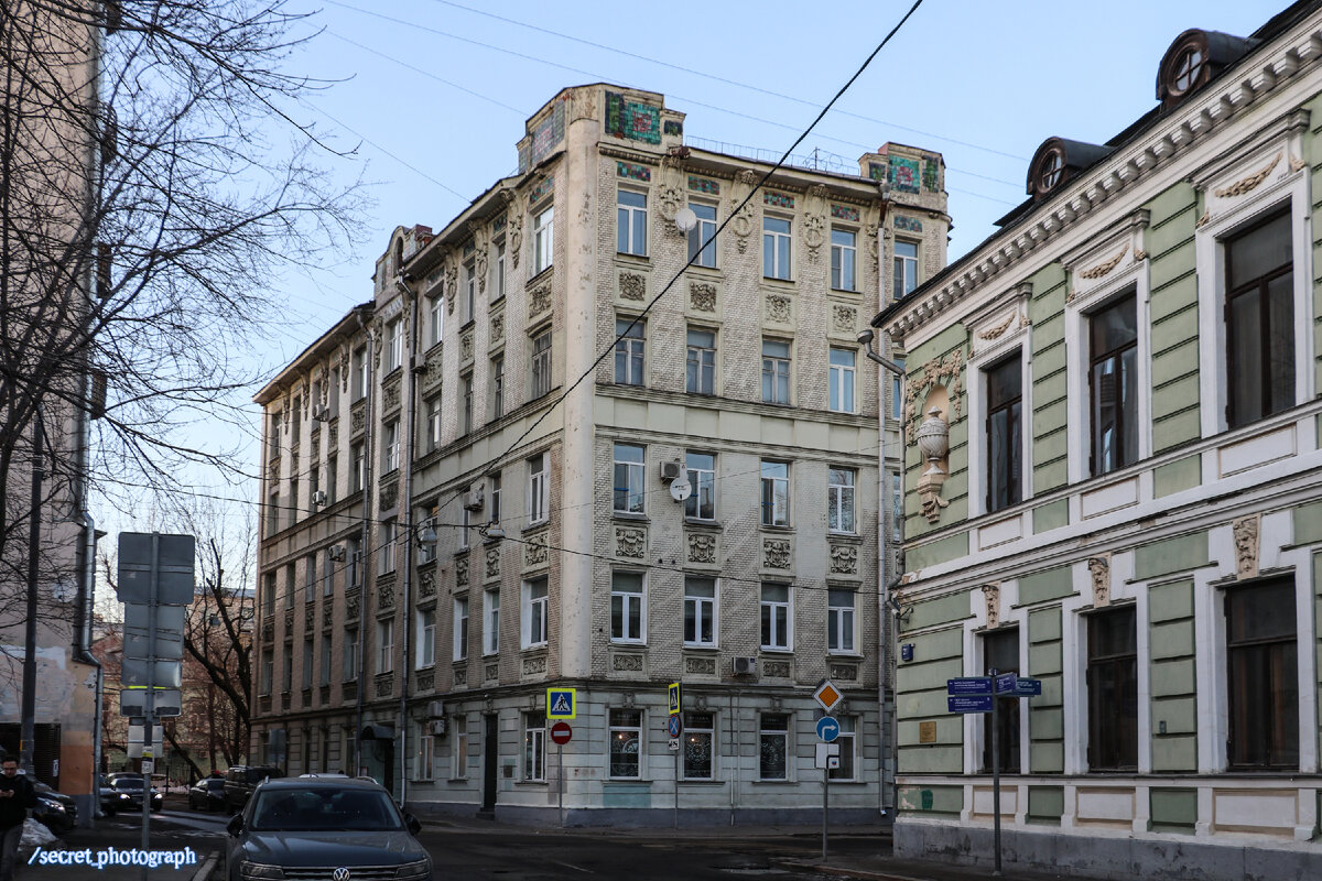 Слева - кусочек знаменитого особняка Морозовых с атлантами в Подсосенском переулке