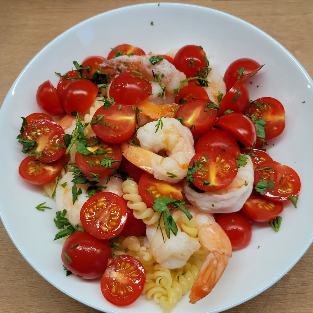 50 г макарон, 200 г креветок и пригоршня черри.