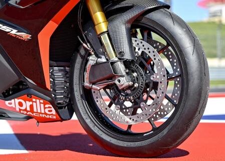 Помимо эксклюзивного оформления, SE-09 оснащен карбоновыми воздухозаборниками тормозов и крыльями.