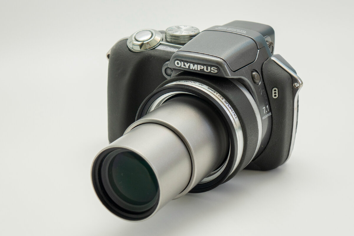 Olympus SP-550UZ с установленным под оправу объектива повышающим кольцом 55-58 мм