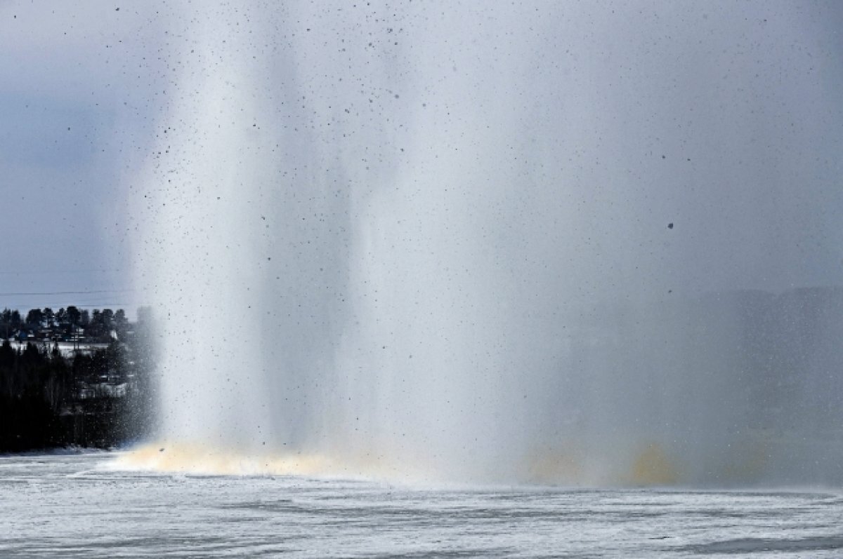    Лед — динамитом.