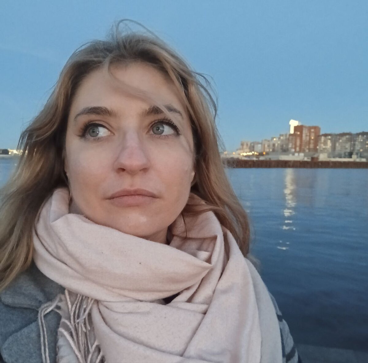 Селфи на фоне залива, делаю фото на заливе каждый год возле ДР