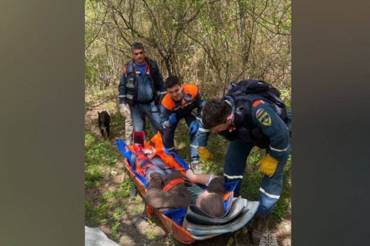    В Сочи спасатели эвакуировали парня, помогавшего дедушке собирать валежник