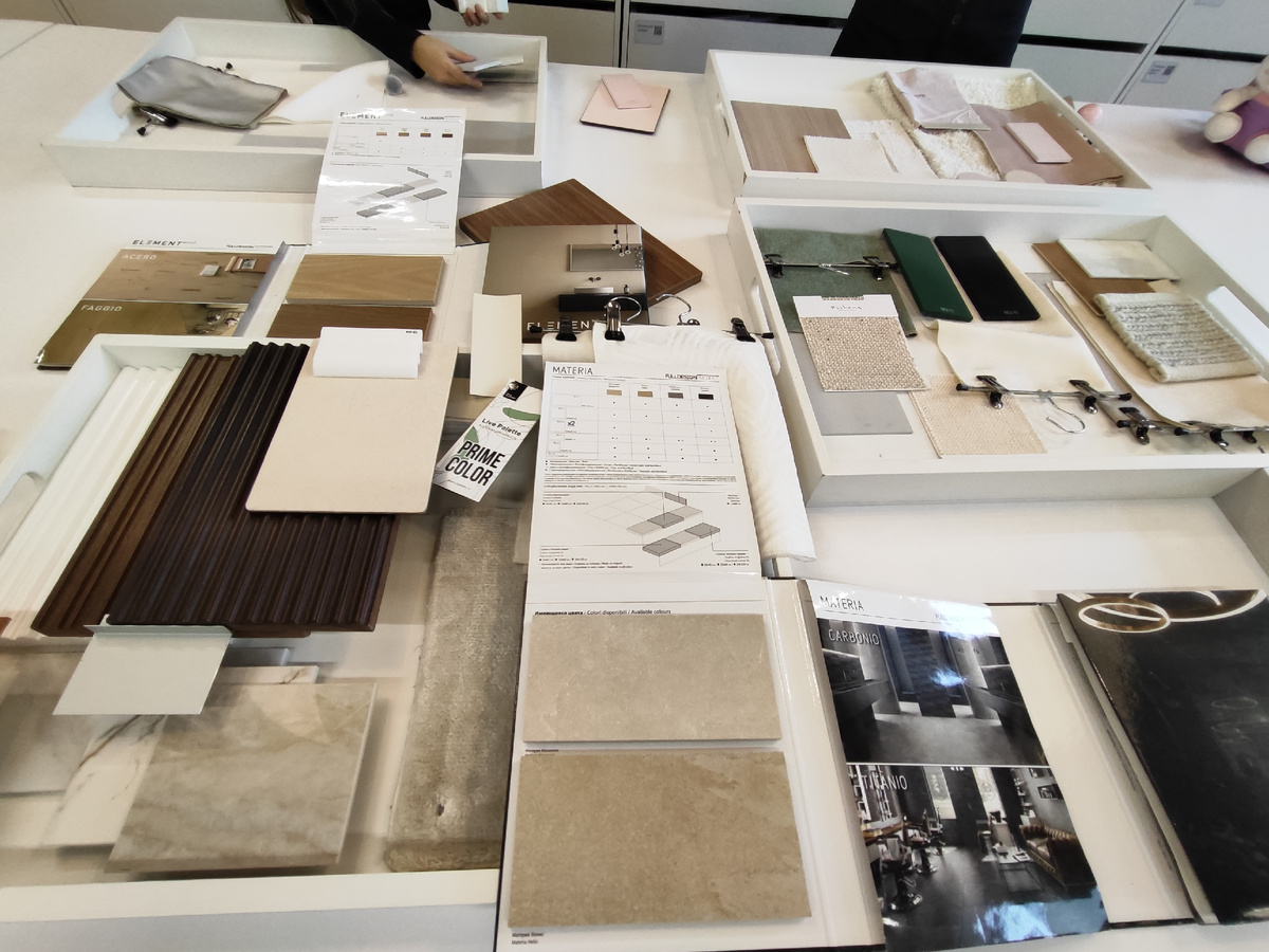 Дизайнеры работают над коллажами из материалов и цветов. Готовы собирать это самостоятельно?