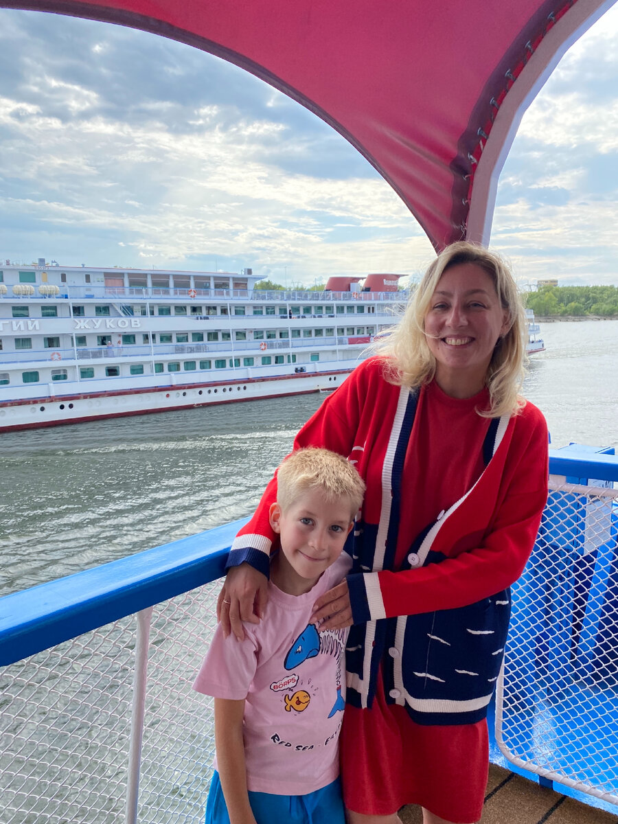 Фото автора. Встретились на подходе к Тольятти  с теплоходом «Георгий Жуков», на котором я путешествовала в семнадцать лет, и куда скоро надеюсь вернуться ))))