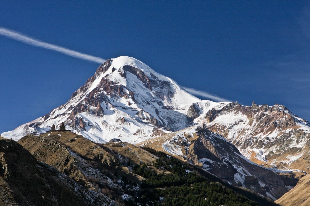 Казбек,  груз. მყინვარწვერი — Мкинварцвери 5034 м.