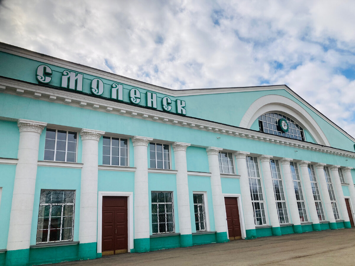 Вокзал оч красивый,1951 г постройки, архитектор Мезенцев, по его же проектам вокзал в Витебске и московская высотка на Красных воротах