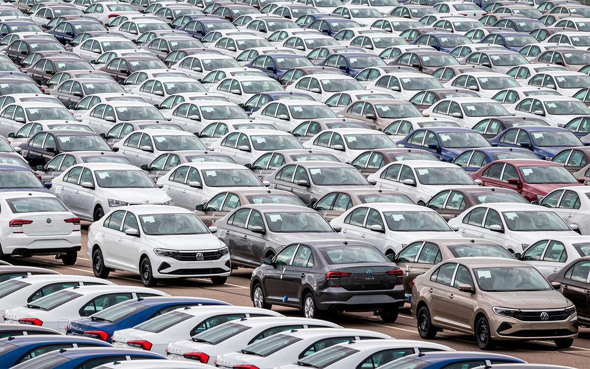 Стоянка дилера новых автомобилей.