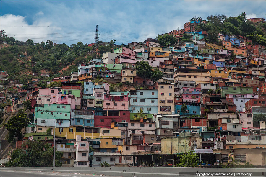 В Венесуэле тоже есть свои местные Чертаново, Шушары или Берюлёво. Многосоттысячные маргинальные жилые районы, больше похожие на муравейники, со своим внутренним миром, правилами, особенностями.